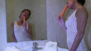 Short-haired Mommy Toy Fuck Her Mound