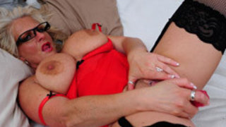Huge Jugg MILF Toy Dicking Her Slit